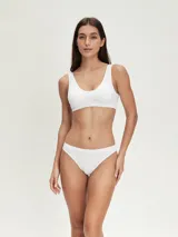 Vedetina blanca de corte clásico y cobertura total, confeccionada en tejido seamless.