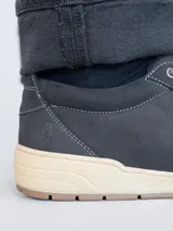 Championes de cuero color marrón con cordones, plantilla Smart Foam® y suela de goma.