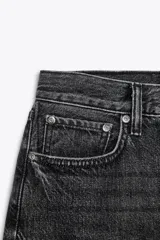 Jeans de tiro medio con corte recto, color azul denim con efecto lavado. Cuenta con cinco bolsillos, trabillas en la cintura y cierre frontal con cremallera y botón metálico.