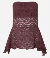 Blusa sin breteles de encaje blanco con escote recto y bajo con puntas diferenciadas.