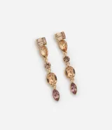 Aros largos dorados con cristales artificiales de diferentes formas geométricas en tonos rosa y naranja.