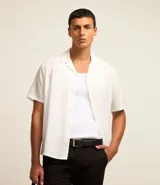 Camisa de hombre color verde claro, corte slim, de manga corta y cuello inglés. Confeccionada en viscosa texturizada.