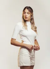 Remera blanca de manga corta y cuello alto.