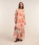 Vestido largo de chiffon con estampado floral en tonos rosados y beige. Tiene escote en V con lazo ajustable, mangas largas abullonadas con volados y forro interior.