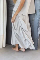 Pollera larga de pana color borgoña, con cintura elástica y bolsillos laterales.