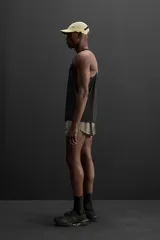 Shorts de running color verde oliva confeccionados en tejido técnico ligero y elástico con forro interior. Cintura elástica ajustable con cordón interior, bolsillo multifunción en la malla interior, bajo con corte al láser y logo estampado en la pernera.