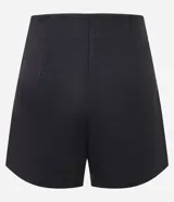 Short pollera blanco de sastrería con nudo sobrepuesto delantero.