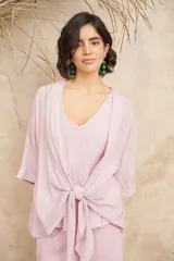 Blusa color lila de lino, con escote en V, mangas 3/4 anchas y cierre frontal con moño.