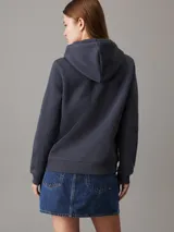 Buzo Calvin Klein color gris oscuro, de felpa con capucha y cordón ajustable. Tiene puños y bajo acanalados, y logo bordado en el pecho.