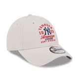 Gorra de béisbol color crema, marca New Era, modelo 9FORTY, con logo de los New York Yankees bordado en azul y rojo.