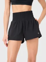 Short deportivo negro 2 en 1 con calza incorporada con bolsillo y pretina ancha.