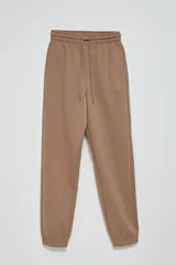 Pantalón de jogging color visón con cintura elástica y cordón ajustable.