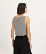 Blusa sin mangas con textura airflow, barra en ondas y estampado de corazones diferenciados.
