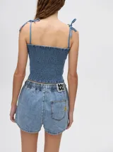 Short de denim celeste con cordón ajustable en la cintura y corte relajado.