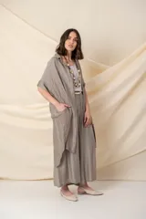 Camisa larga verde salvia de viscosa y tencel, con calce holgado y bolsillos laterales.