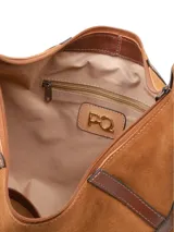 Bolso bandolera marrón de gamuza con flecos largos en la parte inferior. Tiene un asa de cuero y cierre superior.