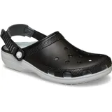 Zueco Crocs Classic Turbo, color negro con base gris, con correa trasera ajustable y suela de goma para mayor tracción. Detalles reflectantes y bloques de color deportivos.