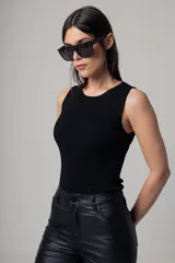 Musculosa roja de tejido de punto acanalado, con cuello redondo y corte ajustado.