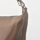 Cartera de simil cuero color khaki, con diseño sencillo y asas ajustables.