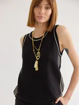 Chaleco tejido color crema con cuello redondo y rayas verticales marrones.