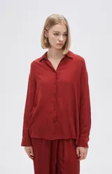 Camisa color ladrillo de viscosa plisada, corte holgado, con botones y cuello camisero.