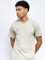 Remera color arena de corte clásico, con cuello redondo y mangas cortas. Estampado en el pecho con el logo de Umbro y la frase "Born to play" en color rojo.