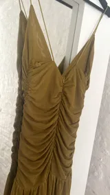 Vestido largo verde oliva de microtul con escote en V, breteles finos y fruncido en la parte delantera.