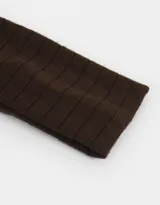Vincha ancha de 9,5 cm color marrón chocolate, de tejido acanalado.