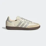 Championes Adidas Samba OG color crema con detalles en gris y suela marrón.