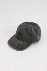 Gorro de béisbol color gris oscuro con efecto desgastado y bordado frontal con la palabra "GOOD".