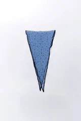 Pañuelo triangular de tul celeste con lunares negros y borde negro.