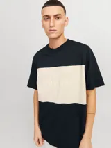 Camiseta de hombre con cuello redondo y mangas cortas, color azul marino con bloque horizontal color crema en el pecho y logo 'Originals' bordado.