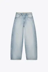Pantalón de jean celeste de tiro alto con cintura doblada, cinco bolsillos, efecto lavado y roturas.