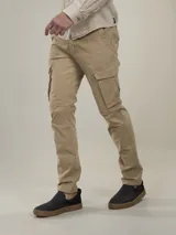 Pantalón cargo color marrón con bolsillos laterales con solapa y corte ajustado.