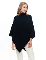Poncho tejido color negro, con cuello polera y diseño de trenzas diagonales en el frente. Presenta un corte asimétrico en el ruedo.