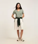 Blusa verde de viscosa con escote en V y mangas cortas.