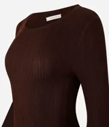 Suéter negro de punto acanalado con mangas largas y cuello redondo.