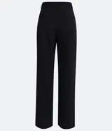 Pantalón de vestir negro, de corte recto, con bolsillos laterales y traseros.