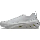 Championes Crocs Echo Surge color crema con cordones amarillos y suela negra.