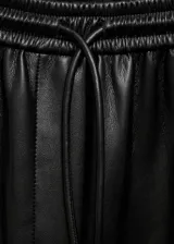 Pantalón negro de efecto piel, con cintura elástica, lazo a la cintura, diseño jogger, diseño recto y bolsillos laterales.