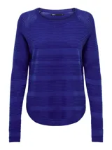 Sweater azul de punto con cuello redondo y mangas largas.