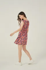 Vestido corto con estampado floral multicolor, escote redondo y cintura elastizada.