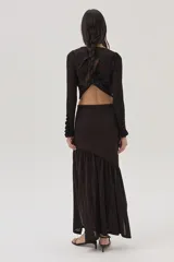 Top tejido en lurex y viscosa, color marrón oscuro, de manga larga, con espalda cruzada y mini volados en los puños.