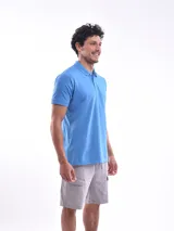 Remera polo celeste de corte regular.