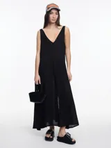 Vestido largo negro de lino, con escote en V, breteles anchos y tajo frontal.