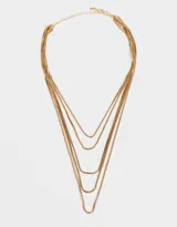 Collar dorado de tres cadenas finas con eslabones cuadrados y cierre de mosquetón.