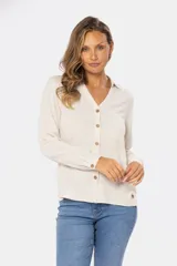 Camisa color crema de lino, de manga larga con botones de madera y bolsillo en el pecho.