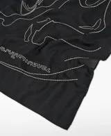 Pañuelo cuadrado de color negro confeccionado en una mezcla de algodón y seda mulberry. Presenta motivos artísticos bordados a contraste en color blanco inspirados en la Colección Aqua y terminación con dobladillo recto.