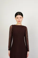 Vestido largo color marrón chocolate, con mangas largas de tul.