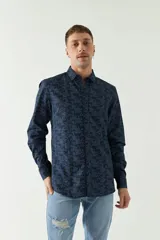 Camisa de manga larga con estampado de hojas en tonos azul marino y negro.